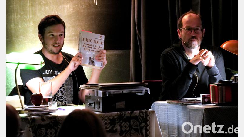 Gelesen werden eigene Texte von Markus Pleyer (rechts) und Florian Wein sowie Texte bekannter Autoren, die sich um das Thema Musik drehen. Bild: Cora Spalek/exb