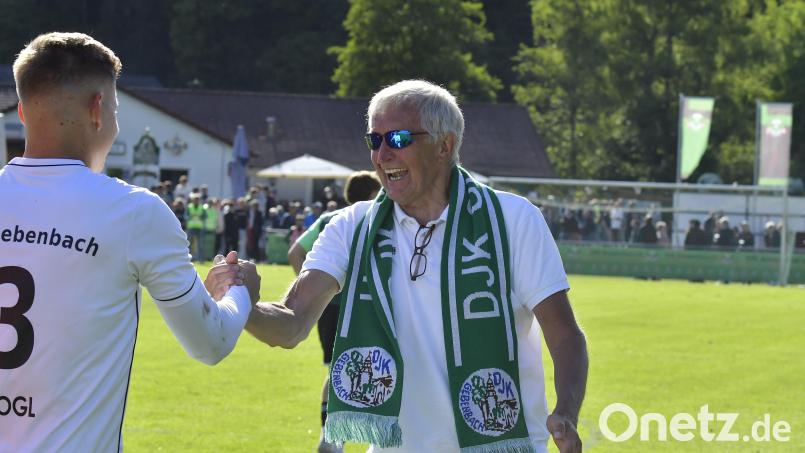 Immer nah bei der Mannschaft: Gebenbachs Teammanager und Macher Franz Wittich (mit Fanschal) gratuliert Fabian Vogl nach dem Sieg in Ammerthal. Bild: Hubert Ziegler