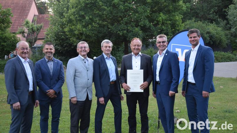 Gute Zahlen aus allen Geschäftssparten hörte man bei der bei Vertreterversammlung der Raiffeisenbank Unteres Vilstal für das Jahr 2024 Von links Bürgermeister Erwin Geitner, Vorstand Michael Doblinger, Aufsichtsrat Josef Gilch, Aufsichtsratsvorsitzender Alfred Hantsch, Aufsichtsrat Karl Fochtner, Vorstand Karl Schlagbauer und Andreas Kreis vom Genossenschaftsverband Bayern. Bild: bö