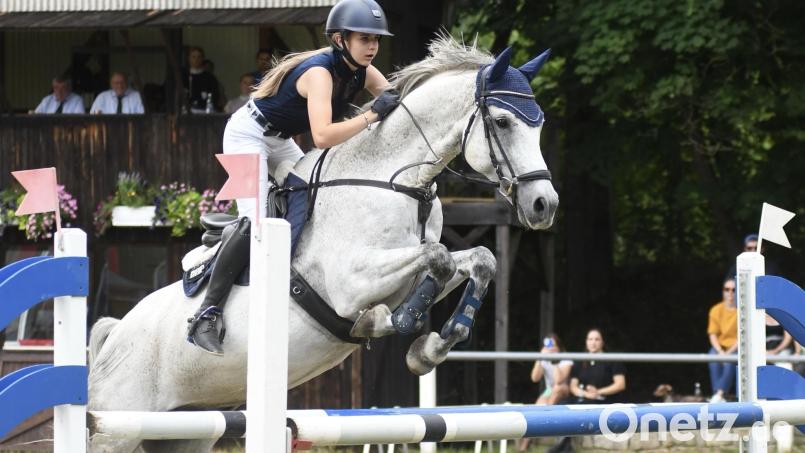 Linda Vetter, hier auf ihrem Schimmel Conner, triumphiert in Weiden. Bild: otr