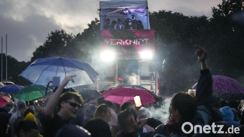 Beim Love-Parade-Nachfolger "Rave The Planet" sind 13 Menschen mit lebensbedrohlichen Verletzungen ins Krankenhaus gebracht worden. Bild: Manuel Genolet/dpa