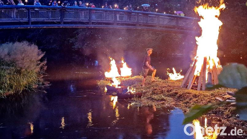 &quot;Die Naab brennt&quot; heuer aufgrund des schlechten Wetters nur auf kleiner Flamme. Die Besucher verfolgen das Spektakel trotzdem begeistert. Bild: R. Kreuzer