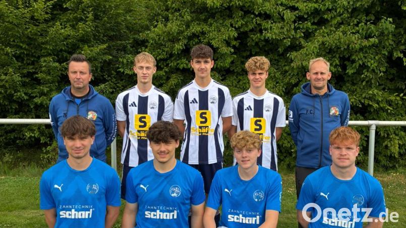 Die Neuzugänge des SV Raigering – oben von links: Martin Kratzer (Trainer 1. Mannschaft), Raphael Wolf, Lean Riß, Elias Segerer, Christian Fuchs (Trainer 2. Mannschaft)
Unten von links: Leopold Gresser, Patrick Gottfried, Felix Graf, Bastian Grünwald. Bild: Hiltl