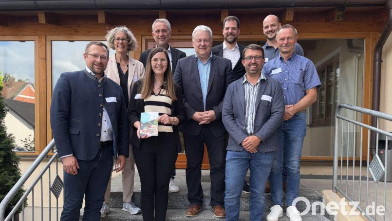 Die Referenten des Nahversorgungs-Meetings mit Landrat Richard Reisinger (Mitte) informierten über verschiedene Modelle und Erfolge. Bild: ge