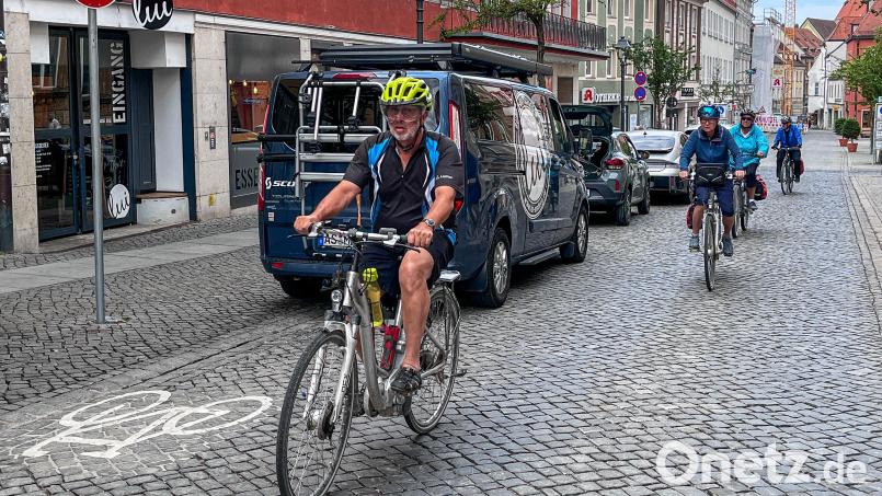Der eigentlich für Radfahrer ausgewiesene Seitenstreifen in der Bahnhofstraße ist zugeparkt. Die Fünf-Flüsse-Touristen müssen sich im Gegenverkehr vorsichtig nach oben tasten. Bild: Stephan Huber
