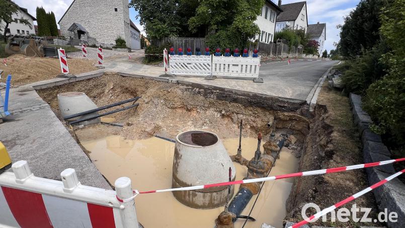 Wegen der Baustelle ist die Auerbacher Straße gesperrt. Lediglich durch einen Fußweg kann man auf die andere Seite gelangen. Bild: hdk