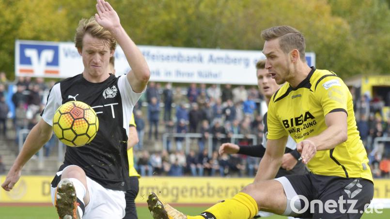 Sebastian Schulik (rechts) , einst Torjäger beim FC Amberg, wechselt zur DJK Ammerthal. Der 38-Jährige ist ab sofort spielberechtigt. Archivbild: Hubert Ziegler