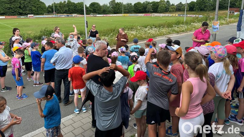 Begrüßung eines Teils der am Spendenlauf teilnehmenden Kinder durch die 1. Vorsitzende des Philipp-Neri-Werks Frau Schultes Bild: Christian Strasser
