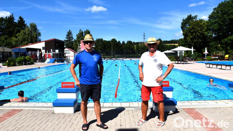 Bademeister Stefan Pelz (links) und sein Vater Harald Pelz sind zwei von fünf Mitarbeitern, die den Betrieb im Freibad Mitterteich mit Betreuung und Aufsicht aufrechterhalten. Dieses Privileg haben andere Freibäder nicht. Sie kämpfen um Personal, denn oftmals gibt es nur einen Bademeister. Bild: ubb