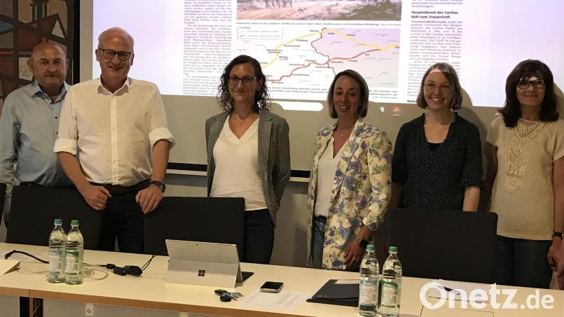 Hahnbachs Bürgermeister Georg Götz, Bernhard Lindner (links) und Evi Höllerer (rechts) freuten sich mit AOVE-Geschäftsführerin Katja Stiegler, der Gesundheitsmanagerin Sarah Dehling und Franziska Sippl, die für das Regionalmanagement verantwortlich ist, über die Zusage von drei neuen Projekten. Bild: mma