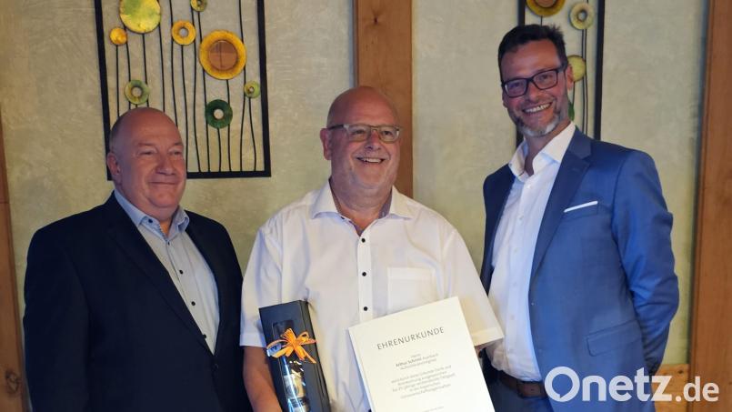 Ehrung Arthur Schriml (von links): Vorstandsvorsitzender Frank-E. Kirchhof, Arthur Schriml, Vorstandsmitglied Michael Sommer Bild: Corinna Speckner