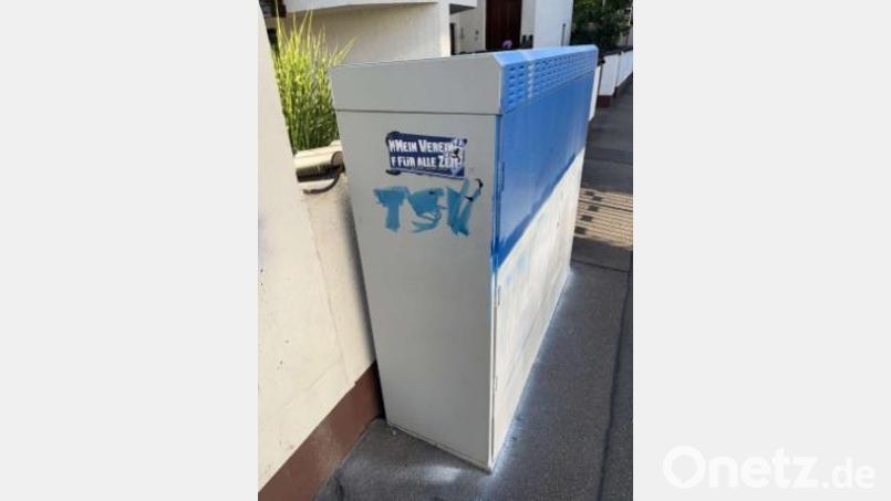 Eine 30-Jährige entdeckt Graffiti an ihrer Garage in Schwandorf. Die Polizei sucht Zeugen. Bild: Polizei Schwandorf