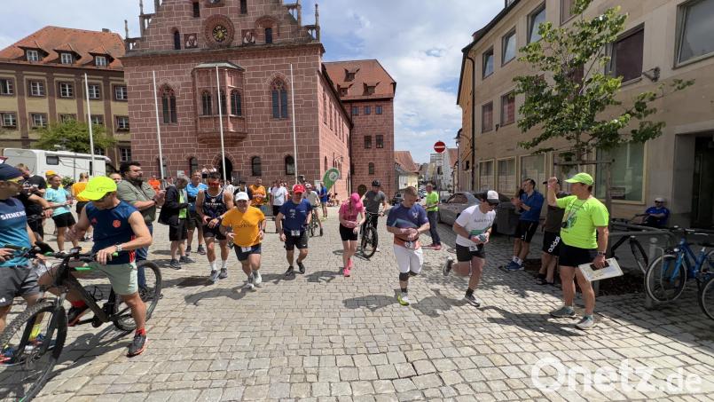 Am Luitpoldplatz starteten die Via-Carolina-Teams zum Endspurt nach Nürnberg. Bild: ge