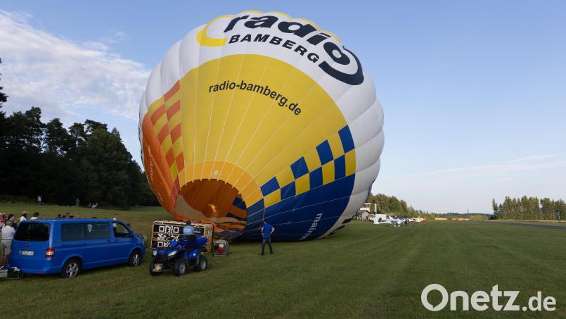 Der Heißluftballon wird langsam mit Luft gefüllt – eindrucksvoll zeichnen sich bereits die gewaltigen Dimensionen der Hülle ab Bild: Roland Wellenhoefer