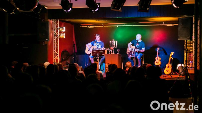 Das überregional erfolgreiche Duo &quot;Zwoa Achterl – bitte!&quot;, bekannt als Vorband des Austropop-Kaisers Wolfgang Ambros, ist mit neuem Programm zum inzwischen vierten Mal in Marktredwitz. Bild: Thomas Obermeier/exb