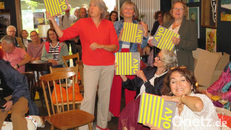 Im &quot;Kaffeekollektiv&quot; in Neustadt präsentiert Irene Fritz (Mitte) vom Oberpfälzer Kunstverein mit ihren Helferinnen das neue Buch. Bild: adj