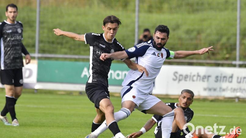 Jonas Schwindl (links) und Ertugrul Er (rechts) von der DJK Gebenbach durften bereits am Montagabend gegen Al Wahda FC ran. Sie verloren mit 0:4. Bild: Hubert Ziegler