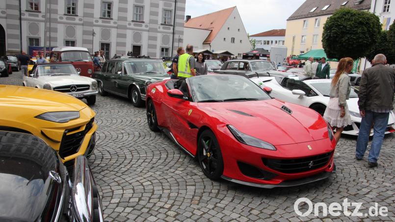 Da schlug so manches Auto-Herz höher: Sportwägen und Oldtimer reihten sich auf dem Basilikaplatz auf. Bild: kro