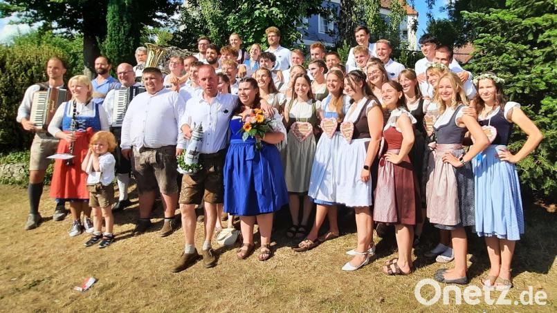 Die Kirwagemeinschaft mit dem neuen Oberkirwapaar 2025 (Mitte) Andreas Götz und Vanessa Klinger. Links die „Hoidlöbrumma“. Bild: Gerhard Doerfler