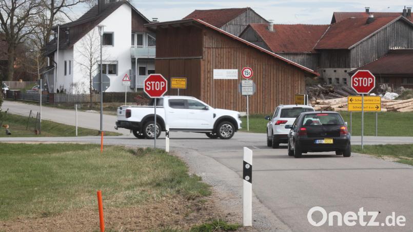 Der Kreuzungsbereich an der Kreisstraße SAD 3 bei Irrenlohe hat sich zu einem Unfallschwerpunkt entwickelt und soll nun entschärft werden. Bild: Hirsch