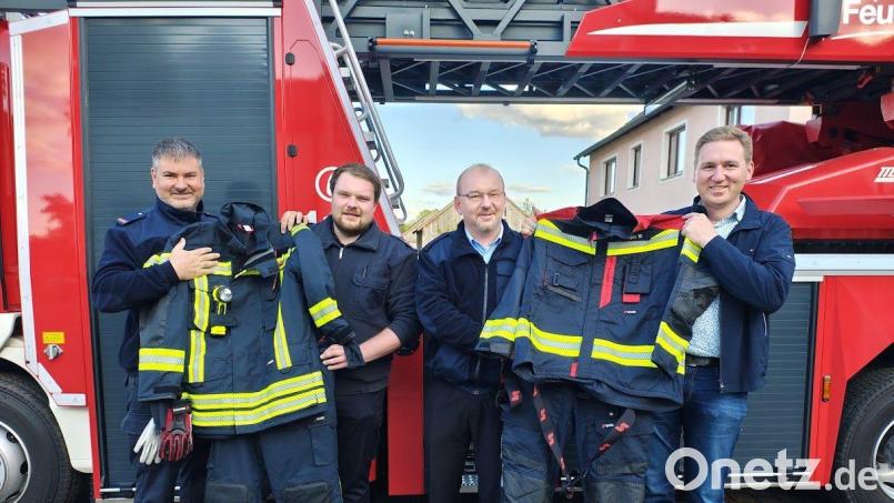 V. r.: Erster Bürgermeister Benjamin Boml überreichte die erste Lieferung der Einsatzkleidung an die ersten Kommandanten Waldemar Kojda (FF Fischbach), Kevin Teutsch (FF Nittenau) und Daniel Reil (FF Bergham). Bild: Markus Auburger
