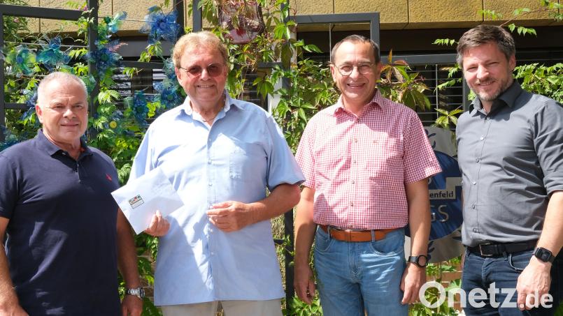 Der frühere Rektor der Grund- und Mittelschule Schwarzenfeld, Helmut Schuster (Zweiter von links), überreichte im Beisein von Bürgermeister Peter Neumeier (rechts) eine Spende von 5000 Euro an seinen Nachfolger Siegfried Seeliger (links) und Konrektor Manfred Bösl (Zweiter von rechts). Bild: Hirsch
