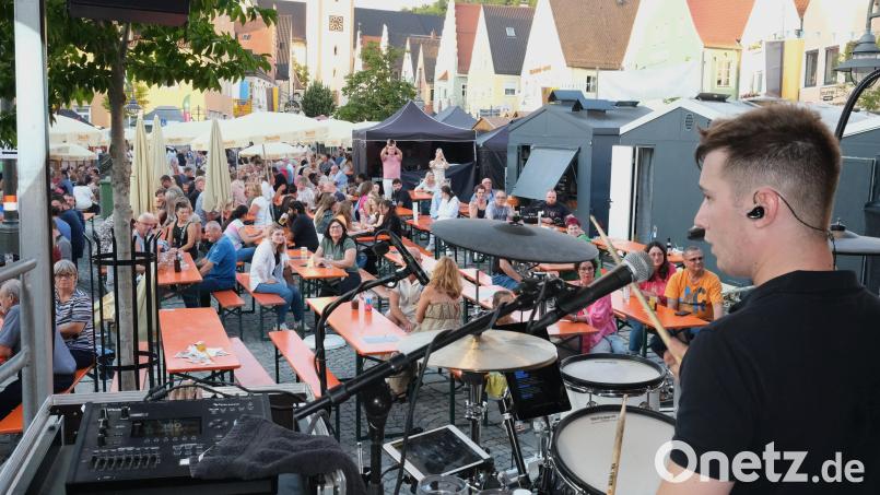 Bürgerfest-Sonntag, 20.30 Uhr: Die Reihen vor den Bühnen lichten sich langsam. Schade für die tollen Bands, die noch im Programm waren. Bild: Hirsch
