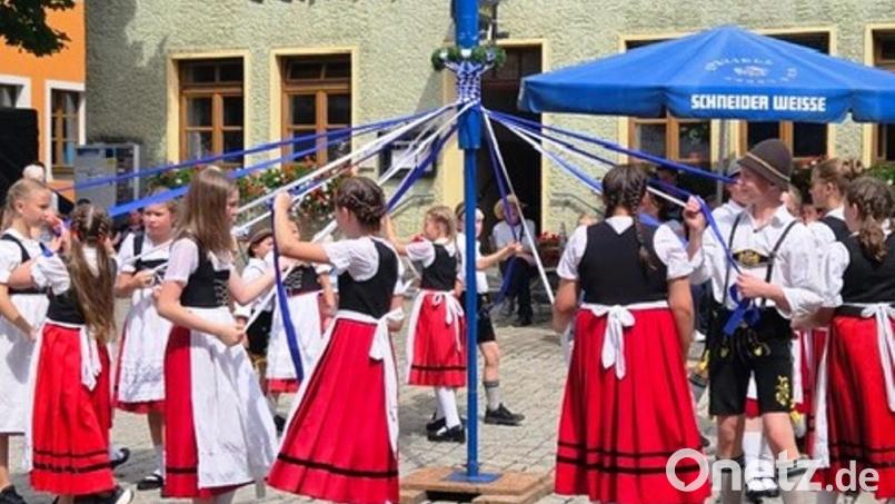 Eine tolle Leistung: Die Jugendgruppe der Kastler Trachtler präsentieren erstmals den Bandltanz, bei dem Taktgefühl und Koordination gefragt sind. Bild: jp