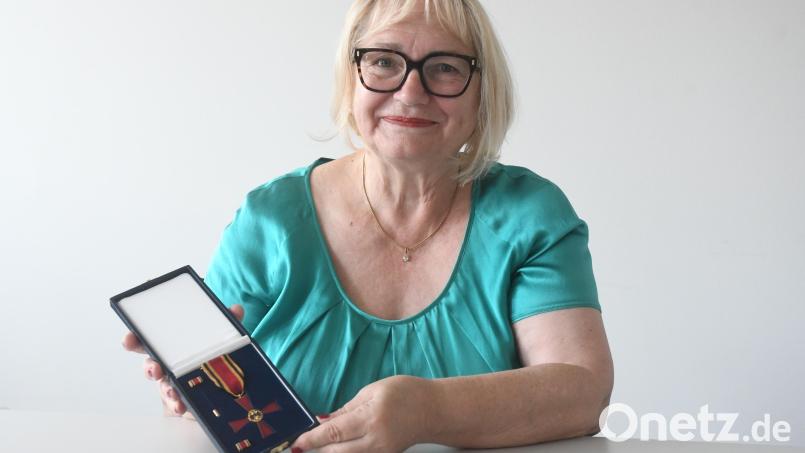 Ulrike Weber hat sich beim Verein Dornrose über 30 Jahre lang für Frauen und Mädchen aus Weiden und den Landkreisen Neustadt/WN und Tirschenreuth eingesetzt, denen sexualisierte Gewalt angetan wurde. Dafür ist sie nun Trägerin des Verdienstkreuzes am Bande. Bild: Gabi Schönberger