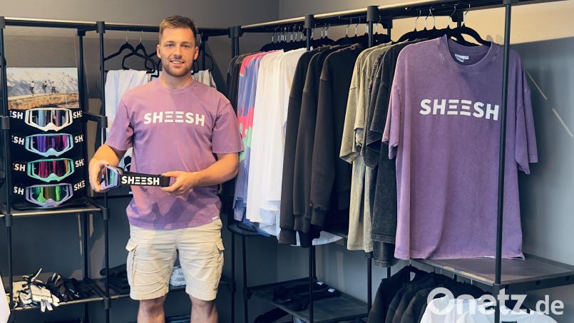 Mountainbike-Profi Jonas Möhwald zeigt verschiedene Artikel der Marke Sheesh. Das Sortiment seiner erst vor gut zwei Jahren gegründeten Firma Sheesh Gear will er Stück für Stück vergrößern. Bild: Felix Völkl/exb