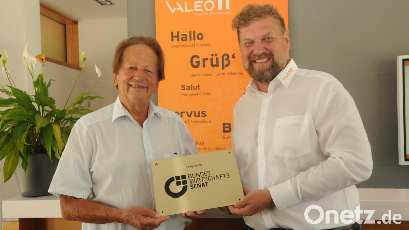 Hans Josef Döllgen (links) überreicht bei seinem Besuch Bastian Braun zunächst ein schlichtes Schild für die Haustüre. Die offizielle Ernennungsurkunde gibt´s bei einem zeitlich noch nicht festgelegten Festakt. Bild: bey
