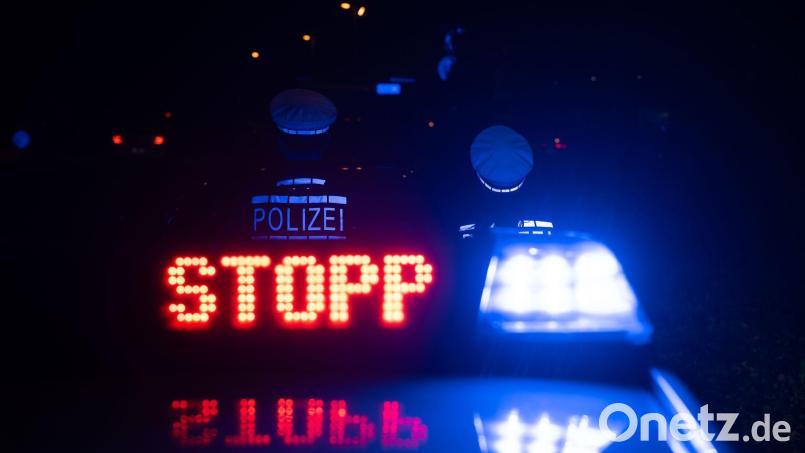 Bei einer Kontrolle auf der A 6 wurden verbotene Waffen in einem französischen Pkw entdeckt. Der Mitfahrer erhielt Anzeigen. Bild: Marijan Murat/dpa