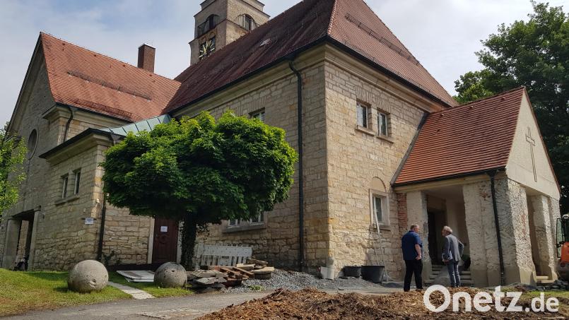 Die evangelische Kirche in Erbendorf wird teilsaniert. Der Grund sind Wasserschäden im Mauerwerk und am Belag rund um das Gotteshaus. Bild: Benkhardt
