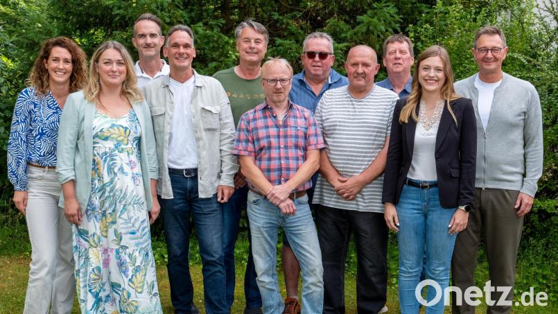 Insgesamt über 415 Jahre Betriebszugehörigkeit der Heck Wall Systems wurden gewürdigt. Von links: Lisa Rott (Betriebsratsvorsitzende), Olga Terehof (20 Jahre), Jens Wüller (20 Jahre), Torsten Sander (20 Jahre), Michael Zimmermann (10 Jahre), Michael Eckert (25 Jahre), Markus Schrenk (10 Jahre), Manfred Schraml (45 Jahre), Stephan Heuschmann (40 Jahre), Elena Reiß (10 Jahre), Markus Niermann (Vorsitzender der Geschäftsführung) Bild: Heiko Faltenbacher