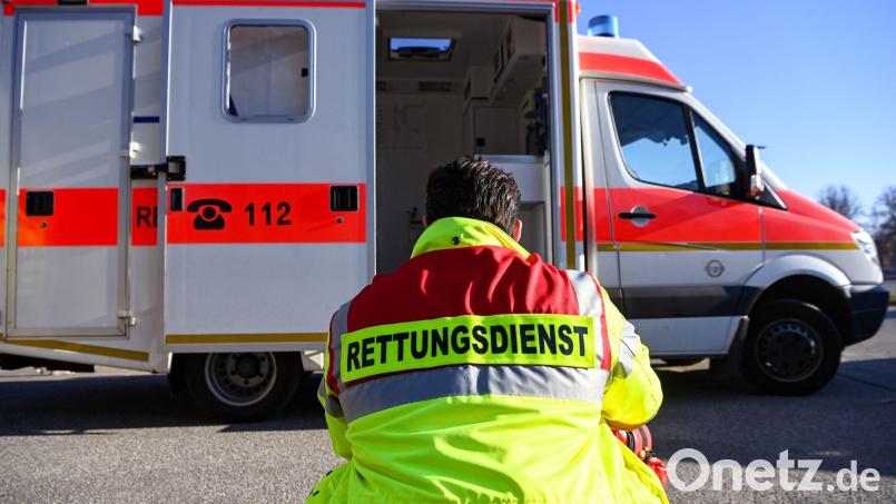 Ein Unbekannter hat jetzt in Weiden einen geparkten Rettungswagen angefahren und beschädigt. Symbolbild: Jens Kalaene/dpa/Symbolbild