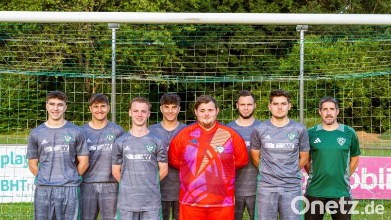 Trainer Christian Zechmann (rechts) mit den Neuen des FC OVI/Teunz: (von links) Julian Scheuer, Lukas Eckl, Florian Zwack, Leon Zwack, Simon Eckl, Alexander Prey und Lukas Bindl. Es fehlt Elias Baum. Bild: Robert Zach