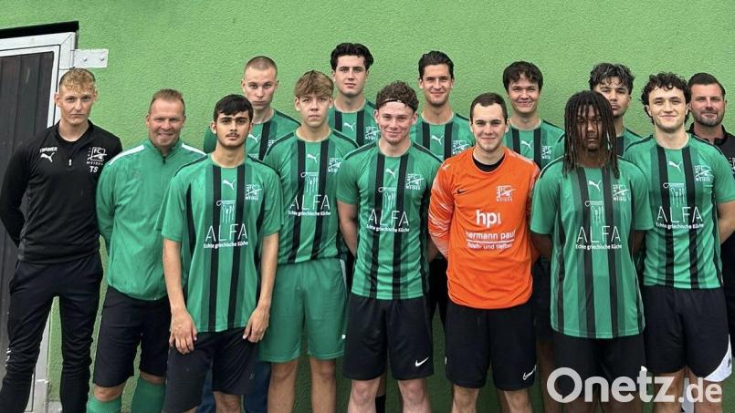 Die Neuzugänge des FC Weiden-Ost (von Links nach Rechts). Tim Schlesinger (Trainer U23), Christian Schwarz (Trainer U23), Zaid Brij, Vid Mrkonjic, Tom Droste, Paul Siegert, Joshua Schertl, Julius Dobmeier, Danyil Novik, Jo Ulrich, Taylor Samuel, Thomas Listl, Max Auer, Philip Siegert (Trainer 1.Herrenmannschaft), Marcus Meier (Trainer 1.Herrenmannschaft). Es fehlen: Nico Herber, Finn Kämpf, Hasam Haydari, Markus Bauer (Trainer 1.Herrenmannschaft) Bild: Marcus Meier