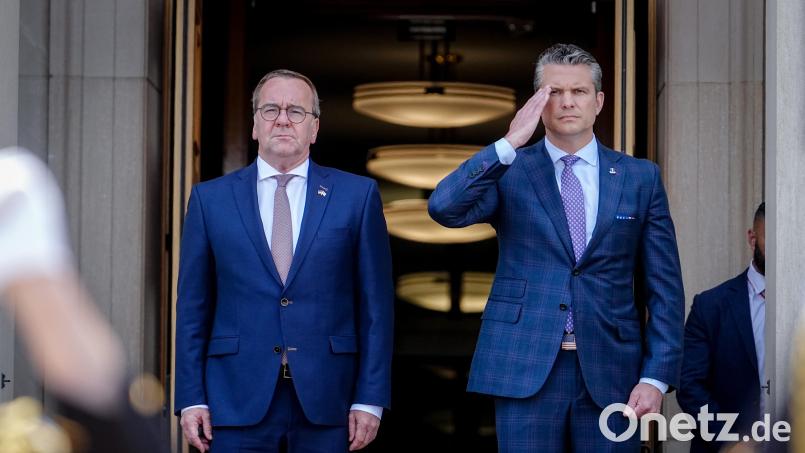 Bundesverteidigungsminister Boris Pistorius (SPD, links) besucht seinen amerikanischen Amtskollegen Pete Hegseth. Als &quot;Freundschaftsgeschenk&quot; brachte der Deutsche einen Bierkrug und ein Buch aus Grafenwöhr mit. Bild: Kay Nietfeld