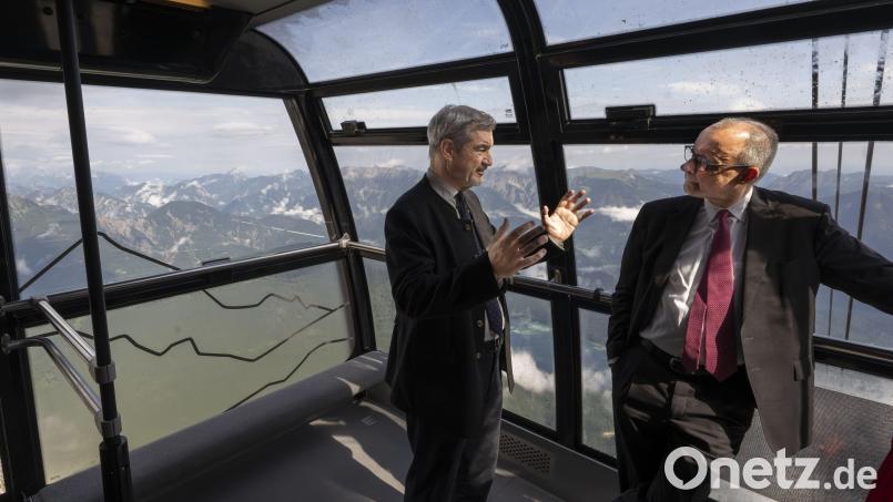 Ministerpräsident Markus Söder (links) und Bundeskanzler Friedrich Merz fahren gemeinsam mit der Gondel auf die Zugspitze. Am Dienstagvormittag tagte das bayerische Kabinett auf Deutschlands höchstem Berg in Anwesenheit des Bundeskanzlers. Bild: Peter Kneffel