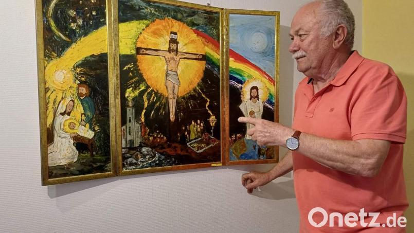 Jürgen Hartmann zeigt bei der Ausstellung „LokalKunst“ seinen auf drei Holplatten mit Öl gemalten Altar- Er hat ihn 1988 gestaltet, um mit seiner krebskranken Mutter über das Sterben reden zu können. Bild: u