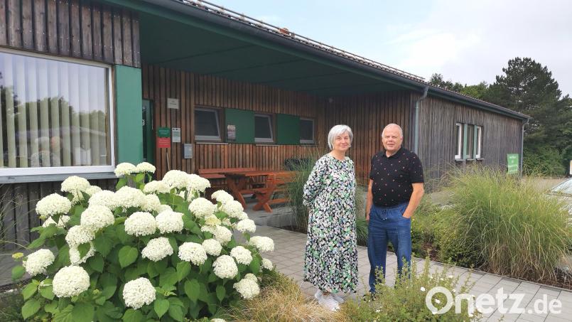 Zehn Jahre AWO-Mehrgenerationentreff Oberviechtach: Die beiden Vorsitzenden Marion Dietz und Michael Welnhofer erinnern sich an eine schwierige Anfangszeit. Bild: Portner