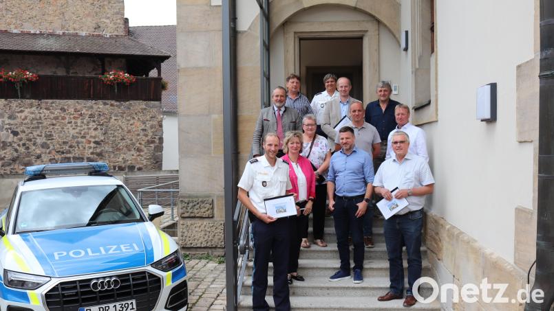 Im Beisein zahlreicher Bürgermeister stellte der Leiter der Nabburger Polizeiinspektion, Alexander Reichsthaler, den Sicherheitsbericht vor. Bild: PI Nabburg