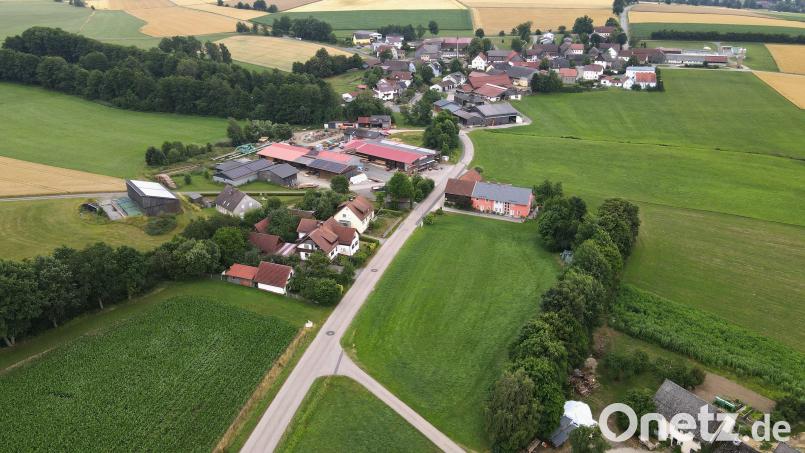 Das Dorf Spielberg mit dem Fahrenberg im Hintergrund. Bild: fvo