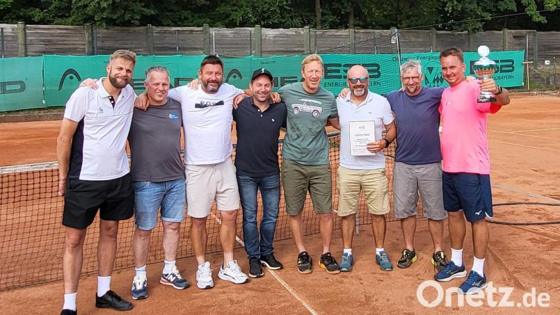 Das Meisterteam (von links) um Robin Stork, Tobias Hirsch, Jan Hajek, Alexander Zlatnik, Tobias Heckmann, Thomas Kick, Jochen Bauer, Ivo Minar steigt in die Regionalliga auf. 
Auf dem Foto fehlen Jörg Girbinger, Christoph Sperber, Maciej Izdebski, Stefan Meier. Bild: Heckmann