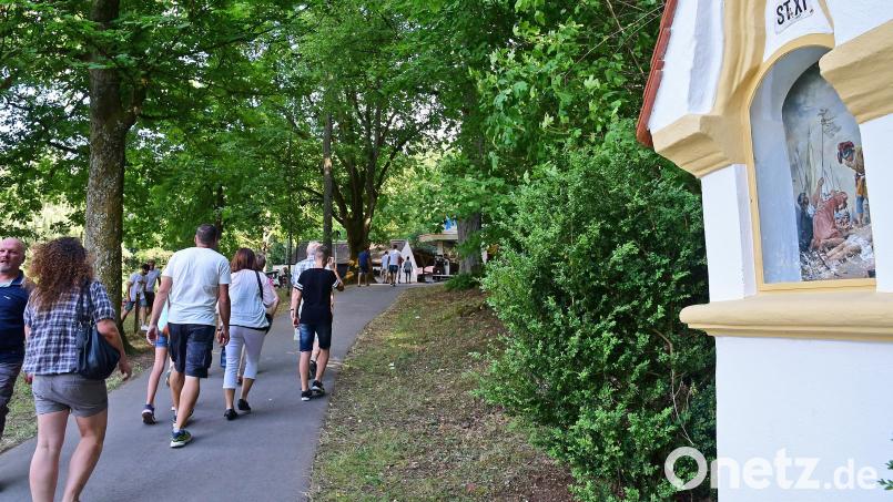 Ob Pilger oder nicht – die meisten Besucher des Annabergfestes steigen, getreu dem diesjährigen Motto, hoffnungsvoll den Berg hinauf. Und sei es nur die Hoffnung, einen guten Platz zu bekommen. Archivbild: Petra Hartl