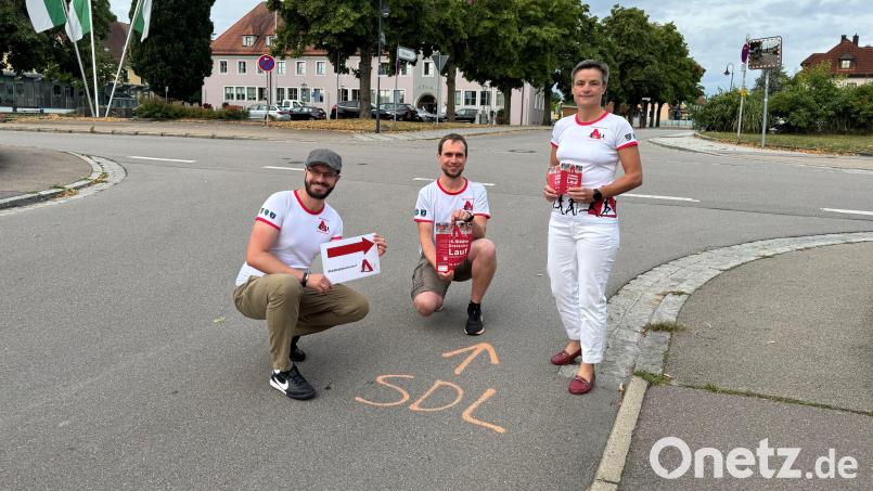 Sebastian Hauser, Geschäftsleiter des Zweckverbands Städtedreieck, Kilian Marek und Sabine Eichinger (von links) vom Organisationsteam bei der Streckenmarkierung in Maxhütte-Haidhof. Bild: Christina Meier, Geschäftsstelle Städtedreieck