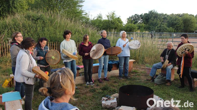 Sie sind ganz im Moment versunken: die Vollmondtrommler in Kümmersbuch bei Hahnbach. Bild: Jennifer Battaglia