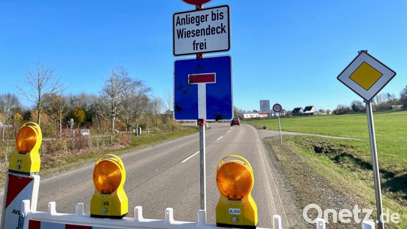 Die Schilder für die Straßenbauarbeiten am Kreisverkehr Vohenstrauß sind mittlerweile weg. Bei der Abrechnung gab es jetzt eine positive Überraschung für den Landkreis. Archivbild: Gabi Schönberger