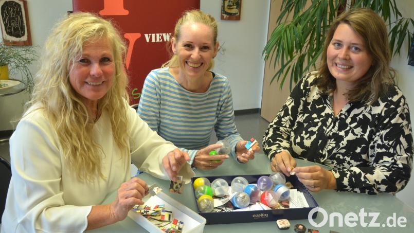 Rektorin Claudia Strobel-Dietrich (links) sowie die Lehrerinnen Sandy Wendt (Mitte) und Eva Gleißner zeigen die &quot;Billyballs“, mit denen der neue Kunstautomat gefüttert wird. Gefüllt sind die Kugeln jeweils mit kleinen Kunstwerken. Bild: jr