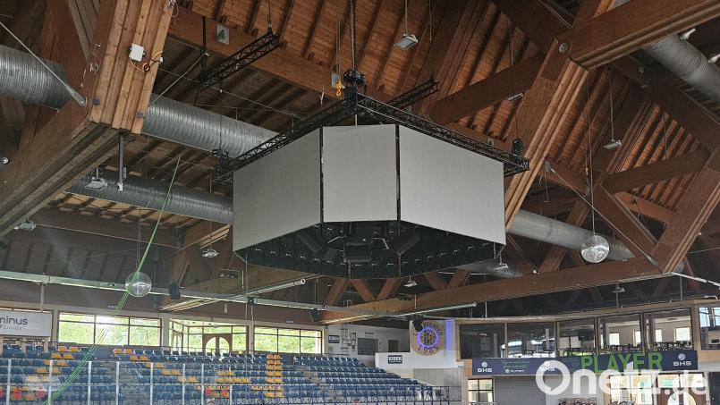 Der neue Videowürfel inmitten der aktuellen Baustelle Hans-Schröpf-Arena. Das Weidener Eisstadion wird umfassend modernisiert. Bild: Gerhard Kreutzer